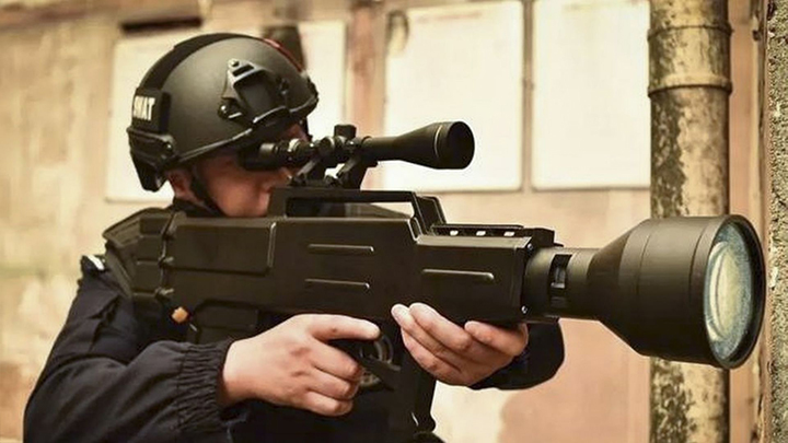 レーザー版AK-47：一瞬で皮膚を炭化、無音で不可視のレーザーアサルトライフル｢ZKZM-500｣